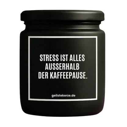 Duftkerze mit Spruch von geilstekerze ist der neue Geschenketrend. Diese witzige Kerze Vegane Bio-Kerze mit Spruch – STRESS IST ALLES, AUSSERHALB DER KAFFEEPAUSE. brennt mega lange sagenhafte 80 Stunde, hochwertige ätherische Öle schaffen beste Duftverteilung. Mit 1400 lustigen Sprüchen perfekt zum Verschenken. Handgemacht in Deutschland von geilstekerze.de -Die beste Duftkerze die du kaufen kannst.