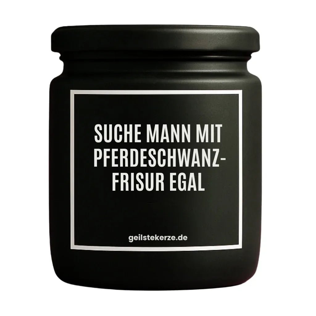 Duftkerze mit Spruch von geilstekerze ist der neue Geschenketrend. Diese witzige Kerze Vegane Bio-Kerze mit Spruch – SUCHE MANN MIT PFERDESCHWANZ- FRISUR EGAL brennt mega lange sagenhafte 80 Stunde, hochwertige ätherische Öle schaffen beste Duftverteilung. Mit 1400 lustigen Sprüchen perfekt zum Verschenken. Handgemacht in Deutschland von geilstekerze.de -Die beste Duftkerze die du kaufen kannst.
