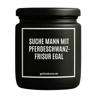 Duftkerze mit Spruch von geilstekerze ist der neue Geschenketrend. Diese witzige Kerze Vegane Bio-Kerze mit Spruch – SUCHE MANN MIT PFERDESCHWANZ- FRISUR EGAL brennt mega lange sagenhafte 80 Stunde, hochwertige ätherische Öle schaffen beste Duftverteilung. Mit 1400 lustigen Sprüchen perfekt zum Verschenken. Handgemacht in Deutschland von geilstekerze.de -Die beste Duftkerze die du kaufen kannst.