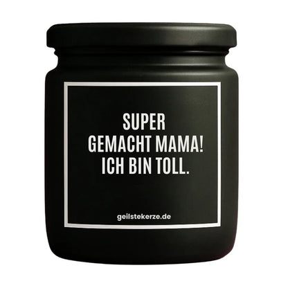 Duftkerze mit Spruch von geilstekerze ist der neue Geschenketrend. Diese witzige Kerze Vegane Bio-Kerze mit Spruch – SUPER GEMACHT MAMA! ICH BIN TOLL brennt mega lange sagenhafte 80 Stunde, hochwertige ätherische Öle schaffen beste Duftverteilung. Mit 1400 lustigen Sprüchen perfekt zum Verschenken. Handgemacht in Deutschland von geilstekerze.de -Die beste Duftkerze die du kaufen kannst.