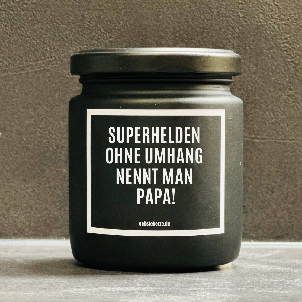 Duftkerze mit Spruch von geilstekerze ist der neue Geschenketrend. Diese witzige Kerze Vegane Bio-Kerze mit Spruch – SUPERHELDEN OHNE UMHANG NENNT MAN PAPA brennt mega lange sagenhafte 80 Stunde, hochwertige ätherische Öle schaffen beste Duftverteilung. Mit 1400 lustigen Sprüchen perfekt zum Verschenken. Handgemacht in Deutschland von geilstekerze.de -Die beste Duftkerze die du kaufen kannst.