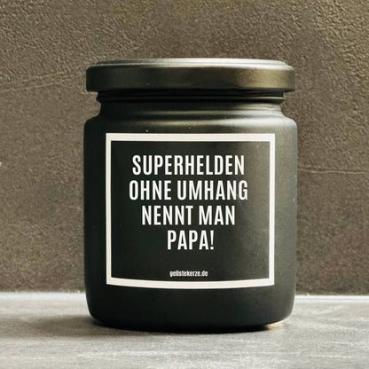 Duftkerze mit Spruch von geilstekerze ist der neue Geschenketrend. Diese witzige Kerze Vegane Bio-Kerze mit Spruch – SUPERHELDEN OHNE UMHANG NENNT MAN PAPA brennt mega lange sagenhafte 80 Stunde, hochwertige ätherische Öle schaffen beste Duftverteilung. Mit 1400 lustigen Sprüchen perfekt zum Verschenken. Handgemacht in Deutschland von geilstekerze.de -Die beste Duftkerze die du kaufen kannst.