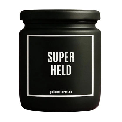 Duftkerze mit Spruch von geilstekerze ist der neue Geschenketrend. Diese witzige Kerze Vegane Bio-Kerze mit Spruch – SUPERHELD brennt mega lange sagenhafte 80 Stunde, hochwertige ätherische Öle schaffen beste Duftverteilung. Mit 1400 lustigen Sprüchen perfekt zum Verschenken. Handgemacht in Deutschland von geilstekerze.de -Die beste Duftkerze die du kaufen kannst.