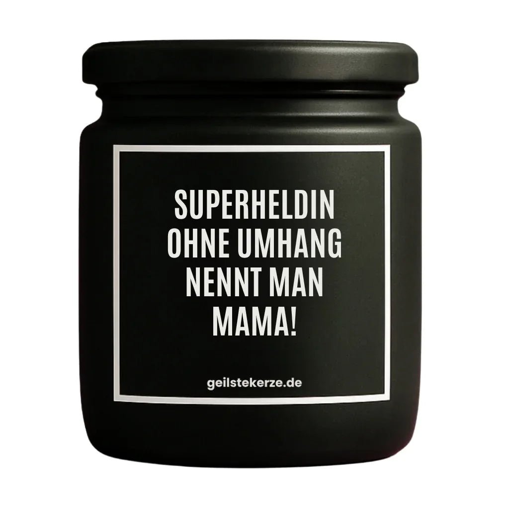 Duftkerze mit Spruch von geilstekerze ist der neue Geschenketrend. Diese witzige Kerze Vegane Bio-Kerze mit Spruch – SUPERHELDIN OHNE UMHANG NENNT MAN MAMA! brennt mega lange sagenhafte 80 Stunde, hochwertige ätherische Öle schaffen beste Duftverteilung. Mit 1400 lustigen Sprüchen perfekt zum Verschenken. Handgemacht in Deutschland von geilstekerze.de -Die beste Duftkerze die du kaufen kannst.