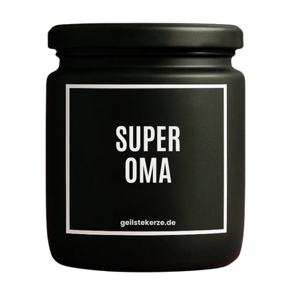 Duftkerze mit Spruch von geilstekerze ist der neue Geschenketrend. Diese witzige Kerze Vegane Bio-Kerze mit Spruch – SUPEROMA brennt mega lange sagenhafte 80 Stunde, hochwertige ätherische Öle schaffen beste Duftverteilung. Mit 1400 lustigen Sprüchen perfekt zum Verschenken. Handgemacht in Deutschland von geilstekerze.de -Die beste Duftkerze die du kaufen kannst.
