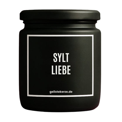 Duftkerze mit Spruch von geilstekerze ist der neue Geschenketrend. Diese witzige Kerze Vegane Bio-Kerze mit Spruch – SYLT LIEBE brennt mega lange sagenhafte 80 Stunde, hochwertige ätherische Öle schaffen beste Duftverteilung. Mit 1400 lustigen Sprüchen perfekt zum Verschenken. Handgemacht in Deutschland von geilstekerze.de -Die beste Duftkerze die du kaufen kannst.