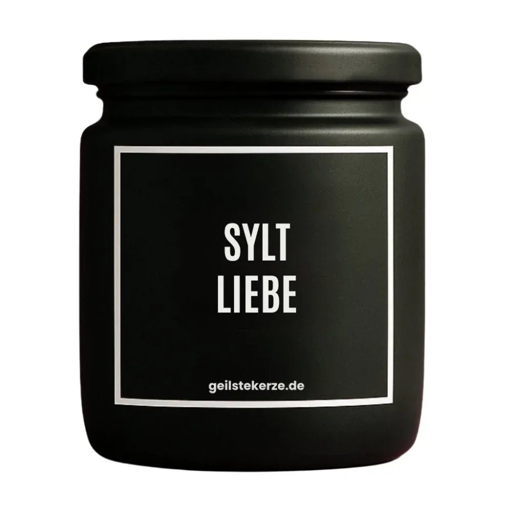 Duftkerze mit Spruch von geilstekerze ist der neue Geschenketrend. Diese witzige Kerze Vegane Bio-Kerze mit Spruch – SYLT LIEBE brennt mega lange sagenhafte 80 Stunde, hochwertige ätherische Öle schaffen beste Duftverteilung. Mit 1400 lustigen Sprüchen perfekt zum Verschenken. Handgemacht in Deutschland von geilstekerze.de -Die beste Duftkerze die du kaufen kannst.