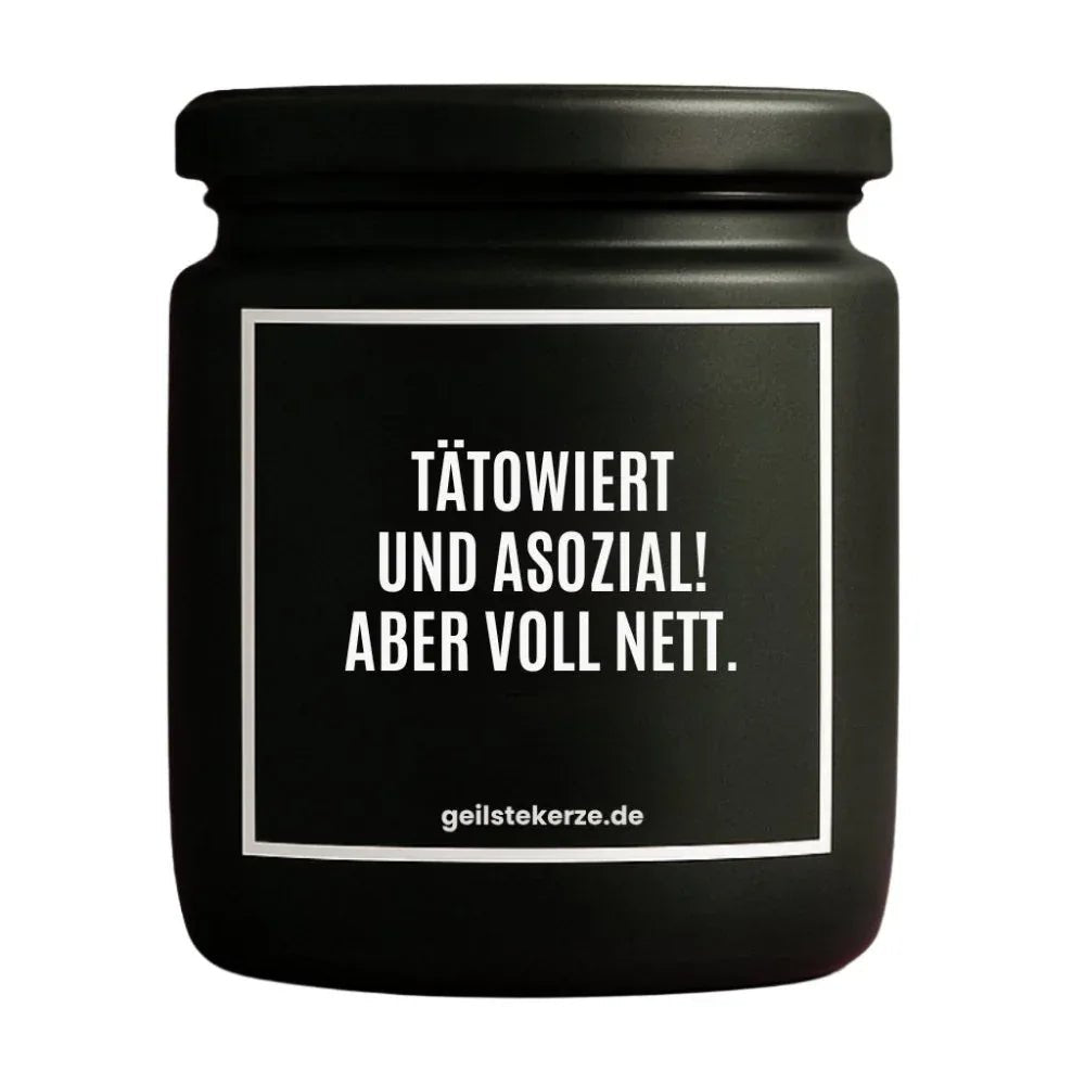 Duftkerze mit Spruch von geilstekerze ist der neue Geschenketrend. Diese witzige Kerze Vegane Bio-Kerze mit Spruch – TÄTOWIERT UND ASOZIAL! ABER VOLL NETT. brennt mega lange sagenhafte 80 Stunde, hochwertige ätherische Öle schaffen beste Duftverteilung. Mit 1400 lustigen Sprüchen perfekt zum Verschenken. Handgemacht in Deutschland von geilstekerze.de -Die beste Duftkerze die du kaufen kannst.