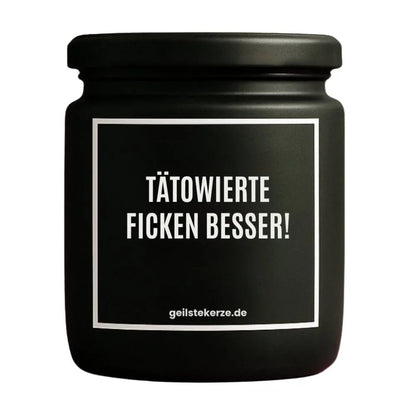 Duftkerze mit Spruch von geilstekerze ist der neue Geschenketrend. Diese witzige Kerze Vegane Bio-Kerze mit Spruch – TÄTOWIERTE FICKEN BESSER brennt mega lange sagenhafte 80 Stunde, hochwertige ätherische Öle schaffen beste Duftverteilung. Mit 1400 lustigen Sprüchen perfekt zum Verschenken. Handgemacht in Deutschland von geilstekerze.de -Die beste Duftkerze die du kaufen kannst.