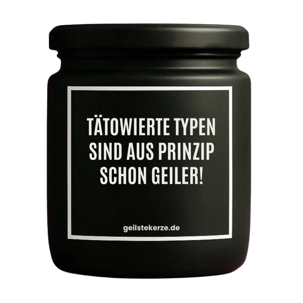 Vegane Bio-Kerze mit Spruch – TÄTOWIERTE TYPEN SIND AUS PRINZIP SCHON GEILER!