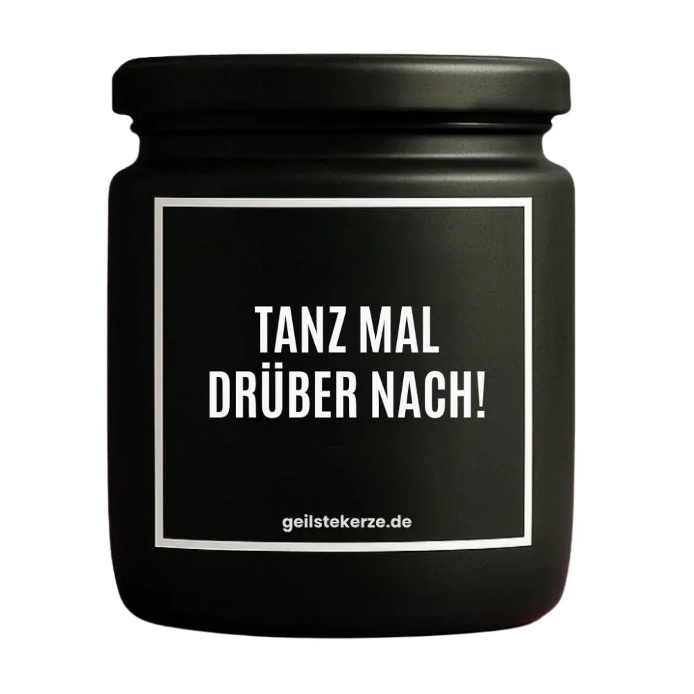 Duftkerze mit Spruch von geilstekerze ist der neue Geschenketrend. Diese witzige Kerze Vegane Bio-Kerze mit Spruch – TANZ MAL DRÜBER NACH! brennt mega lange sagenhafte 80 Stunde, hochwertige ätherische Öle schaffen beste Duftverteilung. Mit 1400 lustigen Sprüchen perfekt zum Verschenken. Handgemacht in Deutschland von geilstekerze.de -Die beste Duftkerze die du kaufen kannst.