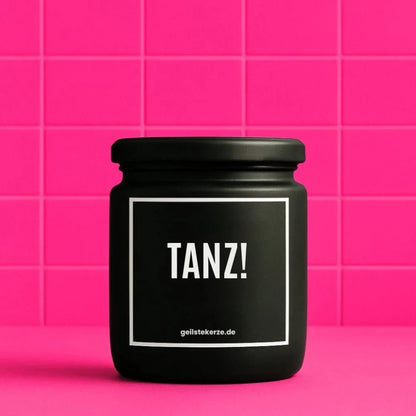 Duftkerze mit Spruch von geilstekerze ist der neue Geschenketrend. Diese witzige Kerze Vegane Bio-Kerze mit Spruch – TANZ! brennt mega lange sagenhafte 80 Stunde, hochwertige ätherische Öle schaffen beste Duftverteilung. Mit 1400 lustigen Sprüchen perfekt zum Verschenken. Handgemacht in Deutschland von geilstekerze.de -Die beste Duftkerze die du kaufen kannst.