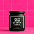 Vegane Bio-Kerze mit Spruch – TANZT IHR STRICHER!
DIE KÖNIGIN HAT LAUNE.