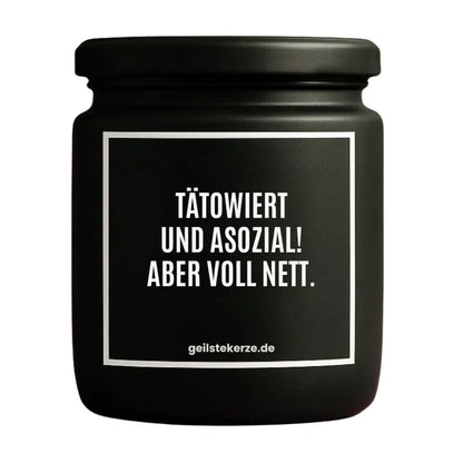 Duftkerze mit Spruch von geilstekerze ist der neue Geschenketrend. Diese witzige Kerze Vegane Bio-Kerze mit Spruch – TÄTOWIERT UND ASOZIAL! ABER VOLL NETT. brennt mega lange sagenhafte 80 Stunde, hochwertige ätherische Öle schaffen beste Duftverteilung. Mit 1400 lustigen Sprüchen perfekt zum Verschenken. Handgemacht in Deutschland von geilstekerze.de -Die beste Duftkerze die du kaufen kannst.