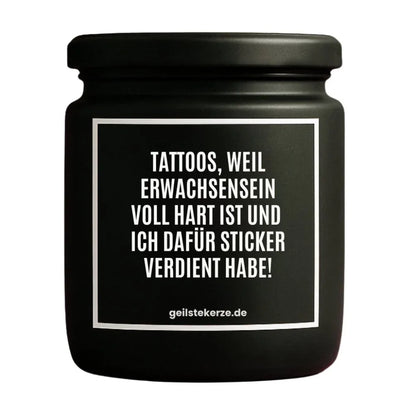 Duftkerze mit Spruch von geilstekerze ist der neue Geschenketrend. Diese witzige Kerze Vegane Bio-Kerze mit Spruch – TATTOOS, WEIL ERWACHSENSEIN VOLL HART IST UND ICH DAFUR STICKER VERDIENT HABE! brennt mega lange sagenhafte 80 Stunde, hochwertige ätherische Öle schaffen beste Duftverteilung. Mit 1400 lustigen Sprüchen perfekt zum Verschenken. Handgemacht in Deutschland von geilstekerze.de -Die beste Duftkerze die du kaufen kannst.