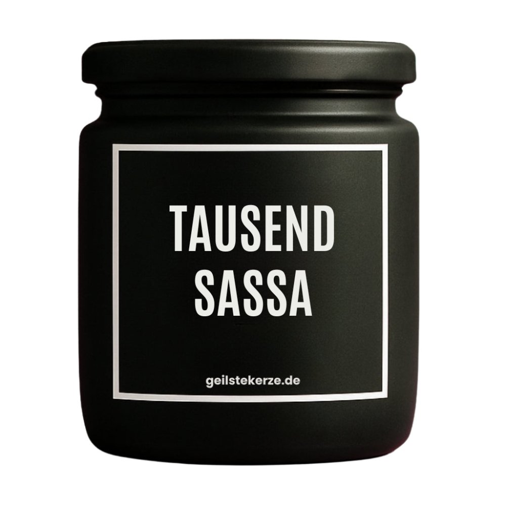 Duftkerze mit Spruch von geilstekerze ist der neue Geschenketrend. Diese witzige Kerze Vegane Bio-Kerze mit Spruch – TAUSENDSASSA brennt mega lange sagenhafte 80 Stunde, hochwertige ätherische Öle schaffen beste Duftverteilung. Mit 1400 lustigen Sprüchen perfekt zum Verschenken. Handgemacht in Deutschland von geilstekerze.de -Die beste Duftkerze die du kaufen kannst.