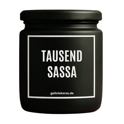 Duftkerze mit Spruch von geilstekerze ist der neue Geschenketrend. Diese witzige Kerze Vegane Bio-Kerze mit Spruch – TAUSENDSASSA brennt mega lange sagenhafte 80 Stunde, hochwertige ätherische Öle schaffen beste Duftverteilung. Mit 1400 lustigen Sprüchen perfekt zum Verschenken. Handgemacht in Deutschland von geilstekerze.de -Die beste Duftkerze die du kaufen kannst.
