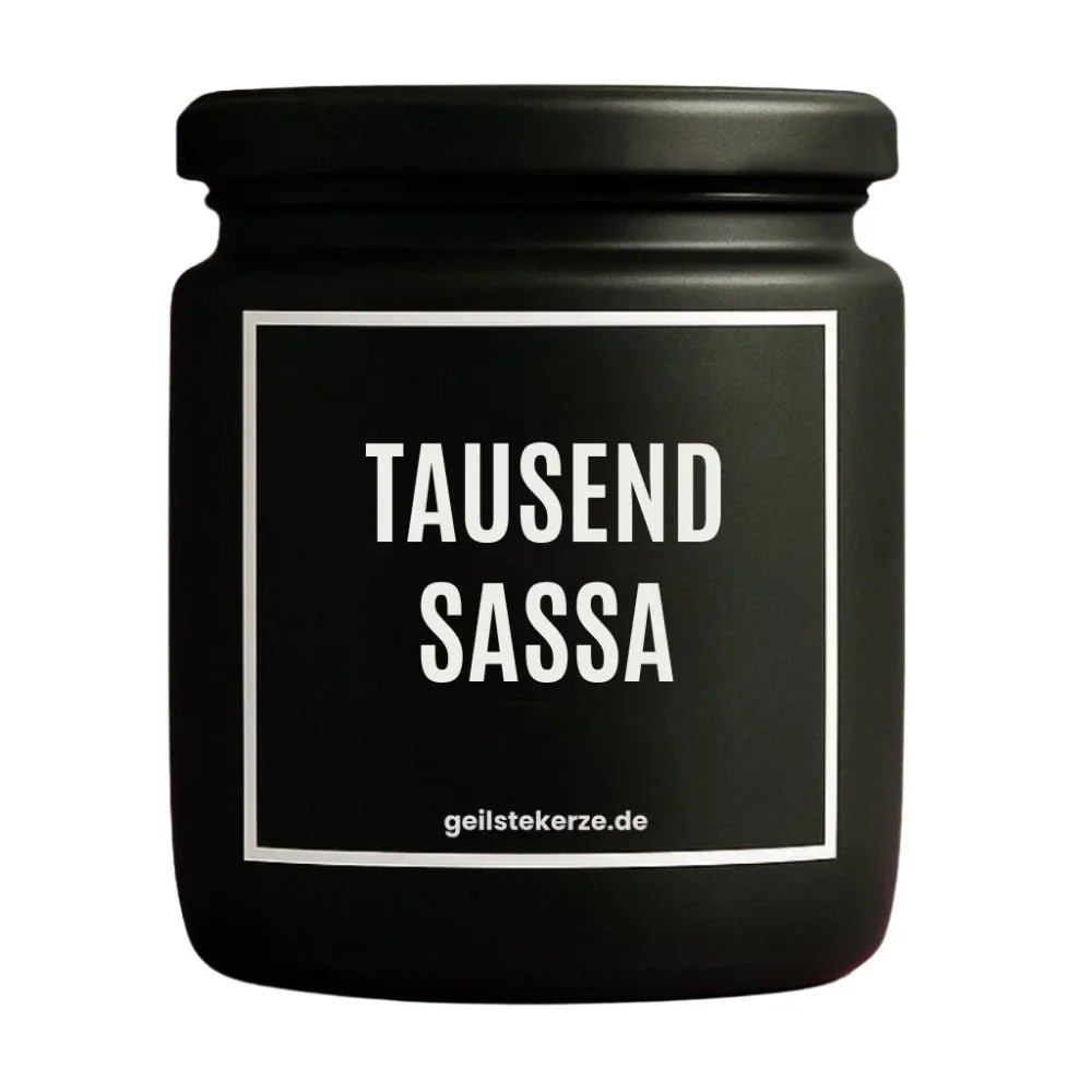 Duftkerze mit Spruch von geilstekerze ist der neue Geschenketrend. Diese witzige Kerze Vegane Bio-Kerze mit Spruch – TAUSENDSASSA brennt mega lange sagenhafte 80 Stunde, hochwertige ätherische Öle schaffen beste Duftverteilung. Mit 1400 lustigen Sprüchen perfekt zum Verschenken. Handgemacht in Deutschland von geilstekerze.de -Die beste Duftkerze die du kaufen kannst.