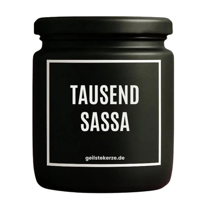 Duftkerze mit Spruch von geilstekerze ist der neue Geschenketrend. Diese witzige Kerze Vegane Bio-Kerze mit Spruch – TAUSENDSASSA brennt mega lange sagenhafte 80 Stunde, hochwertige ätherische Öle schaffen beste Duftverteilung. Mit 1400 lustigen Sprüchen perfekt zum Verschenken. Handgemacht in Deutschland von geilstekerze.de -Die beste Duftkerze die du kaufen kannst.