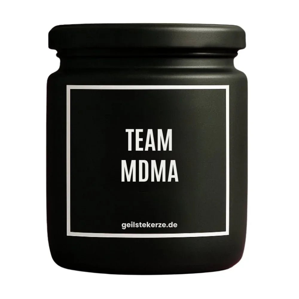 Duftkerze mit Spruch von geilstekerze ist der neue Geschenketrend. Diese witzige Kerze Vegane Bio-Kerze mit Spruch – TEAM MDMA brennt mega lange sagenhafte 80 Stunde, hochwertige ätherische Öle schaffen beste Duftverteilung. Mit 1400 lustigen Sprüchen perfekt zum Verschenken. Handgemacht in Deutschland von geilstekerze.de -Die beste Duftkerze die du kaufen kannst.