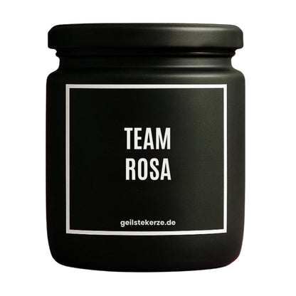 Duftkerze mit Spruch von geilstekerze ist der neue Geschenketrend. Diese witzige Kerze Vegane Bio-Kerze mit Spruch – TEAM ROSA brennt mega lange sagenhafte 80 Stunde, hochwertige ätherische Öle schaffen beste Duftverteilung. Mit 1400 lustigen Sprüchen perfekt zum Verschenken. Handgemacht in Deutschland von geilstekerze.de -Die beste Duftkerze die du kaufen kannst.