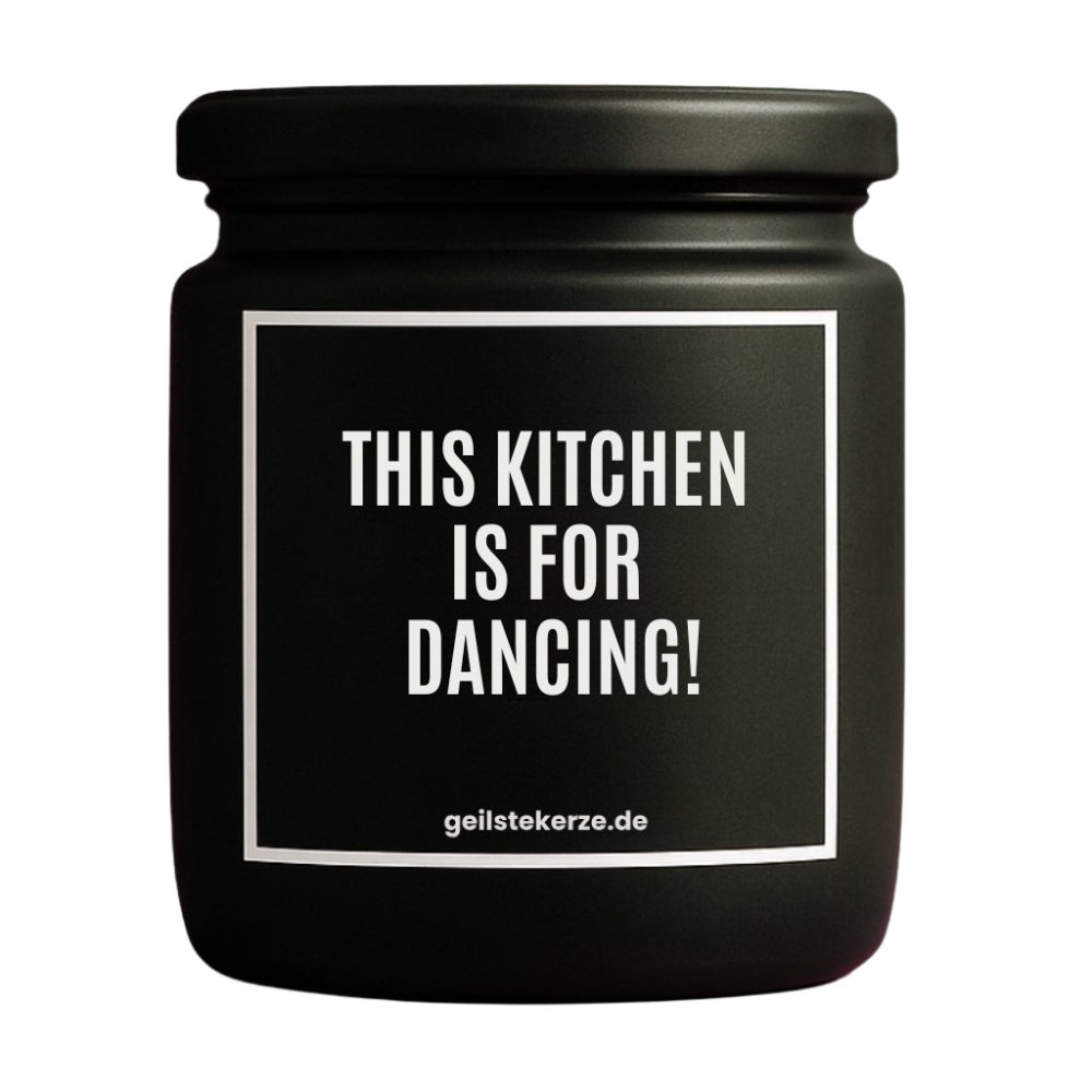 Duftkerze mit Spruch von geilstekerze ist der neue Geschenketrend. Diese witzige Kerze Vegane Bio-Kerze mit Spruch – THIS KITCHEN IS FOR DANCING brennt mega lange sagenhafte 80 Stunde, hochwertige ätherische Öle schaffen beste Duftverteilung. Mit 1400 lustigen Sprüchen perfekt zum Verschenken. Handgemacht in Deutschland von geilstekerze.de -Die beste Duftkerze die du kaufen kannst.