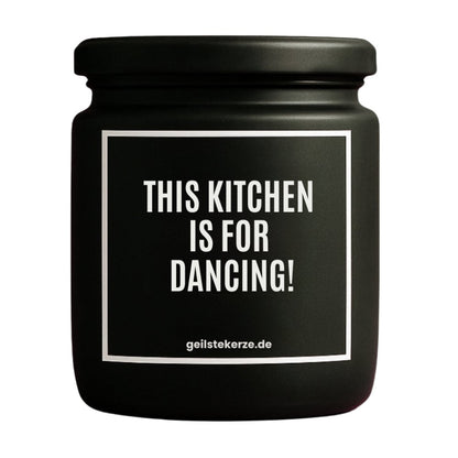 Duftkerze mit Spruch von geilstekerze ist der neue Geschenketrend. Diese witzige Kerze Vegane Bio-Kerze mit Spruch – THIS KITCHEN IS FOR DANCING brennt mega lange sagenhafte 80 Stunde, hochwertige ätherische Öle schaffen beste Duftverteilung. Mit 1400 lustigen Sprüchen perfekt zum Verschenken. Handgemacht in Deutschland von geilstekerze.de -Die beste Duftkerze die du kaufen kannst.