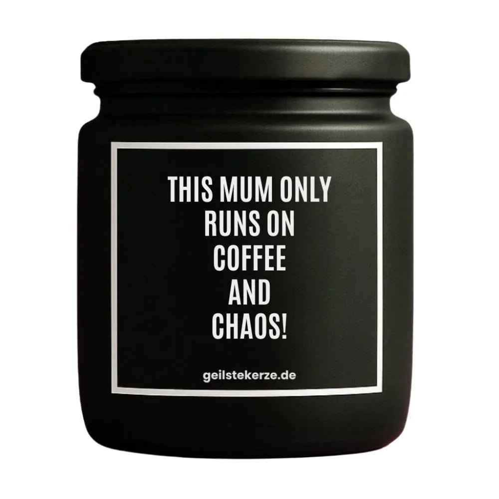 Duftkerze mit Spruch von geilstekerze ist der neue Geschenketrend. Diese witzige Kerze Vegane Bio-Kerze mit Spruch – THIS MUM ONLY RUNS ON COFFEE AND CHAOS brennt mega lange sagenhafte 80 Stunde, hochwertige ätherische Öle schaffen beste Duftverteilung. Mit 1400 lustigen Sprüchen perfekt zum Verschenken. Handgemacht in Deutschland von geilstekerze.de -Die beste Duftkerze die du kaufen kannst.