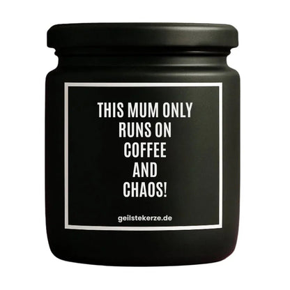 Duftkerze mit Spruch von geilstekerze ist der neue Geschenketrend. Diese witzige Kerze Vegane Bio-Kerze mit Spruch – THIS MUM ONLY RUNS ON COFFEE AND CHAOS brennt mega lange sagenhafte 80 Stunde, hochwertige ätherische Öle schaffen beste Duftverteilung. Mit 1400 lustigen Sprüchen perfekt zum Verschenken. Handgemacht in Deutschland von geilstekerze.de -Die beste Duftkerze die du kaufen kannst.