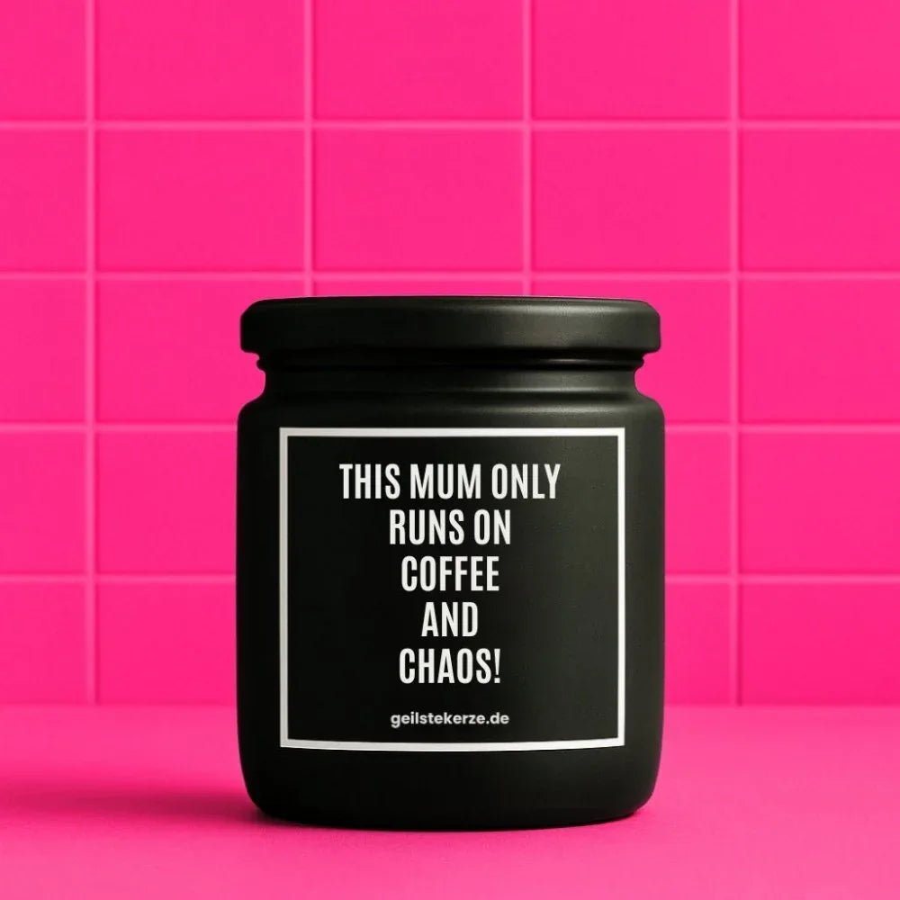 Duftkerze mit Spruch von geilstekerze ist der neue Geschenketrend. Diese witzige Kerze Vegane Bio-Kerze mit Spruch – THIS MUM ONLY RUNS ON COFFEE AND CHAOS brennt mega lange sagenhafte 80 Stunde, hochwertige ätherische Öle schaffen beste Duftverteilung. Mit 1400 lustigen Sprüchen perfekt zum Verschenken. Handgemacht in Deutschland von geilstekerze.de -Die beste Duftkerze die du kaufen kannst.