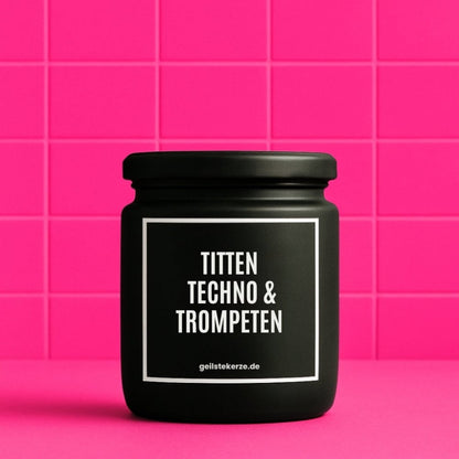 Duftkerze mit Spruch von geilstekerze ist der neue Geschenketrend. Diese witzige Kerze Vegane Bio-Kerze mit Spruch – TITTEN TECHNO & TROMPETEN brennt mega lange sagenhafte 80 Stunde, hochwertige ätherische Öle schaffen beste Duftverteilung. Mit 1400 lustigen Sprüchen perfekt zum Verschenken. Handgemacht in Deutschland von geilstekerze.de -Die beste Duftkerze die du kaufen kannst.