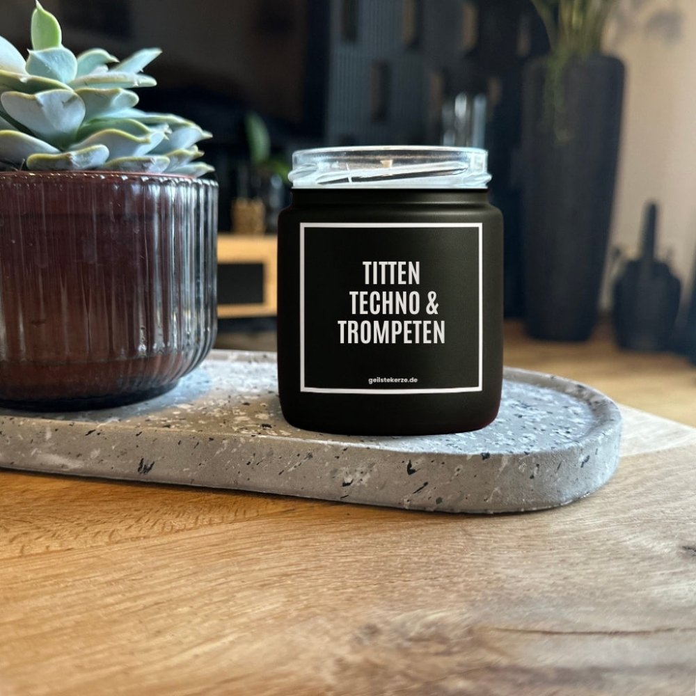 Duftkerze mit Spruch von geilstekerze ist der neue Geschenketrend. Diese witzige Kerze Vegane Bio-Kerze mit Spruch – TITTEN TECHNO & TROMPETEN brennt mega lange sagenhafte 80 Stunde, hochwertige ätherische Öle schaffen beste Duftverteilung. Mit 1400 lustigen Sprüchen perfekt zum Verschenken. Handgemacht in Deutschland von geilstekerze.de -Die beste Duftkerze die du kaufen kannst.