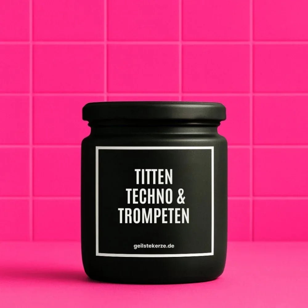 Duftkerze mit Spruch von geilstekerze ist der neue Geschenketrend. Diese witzige Kerze Vegane Bio-Kerze mit Spruch – TITTEN TECHNO & TROMPETEN brennt mega lange sagenhafte 80 Stunde, hochwertige ätherische Öle schaffen beste Duftverteilung. Mit 1400 lustigen Sprüchen perfekt zum Verschenken. Handgemacht in Deutschland von geilstekerze.de -Die beste Duftkerze die du kaufen kannst.