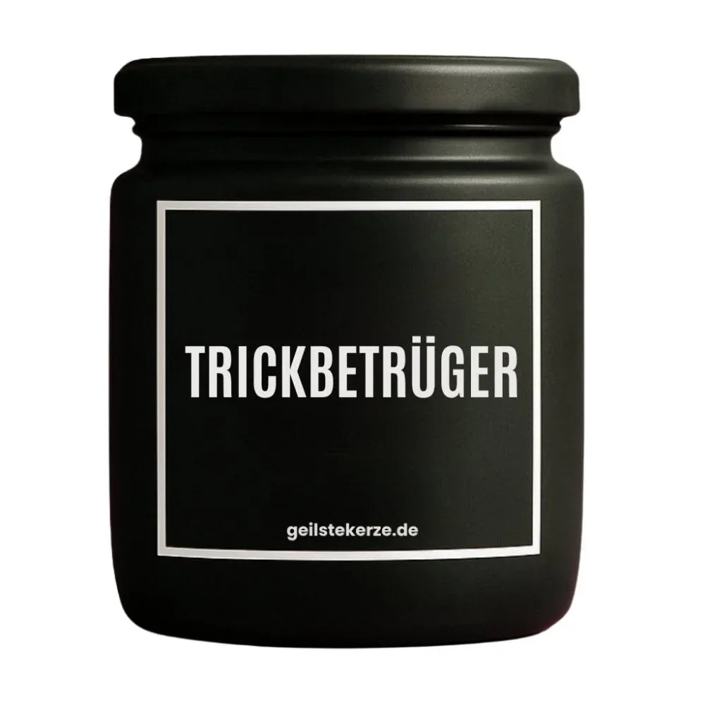 Duftkerze mit Spruch von geilstekerze ist der neue Geschenketrend. Diese witzige Kerze Vegane Bio-Kerze mit Spruch – TRICKBETRÜGER brennt mega lange sagenhafte 80 Stunde, hochwertige ätherische Öle schaffen beste Duftverteilung. Mit 1400 lustigen Sprüchen perfekt zum Verschenken. Handgemacht in Deutschland von geilstekerze.de -Die beste Duftkerze die du kaufen kannst.