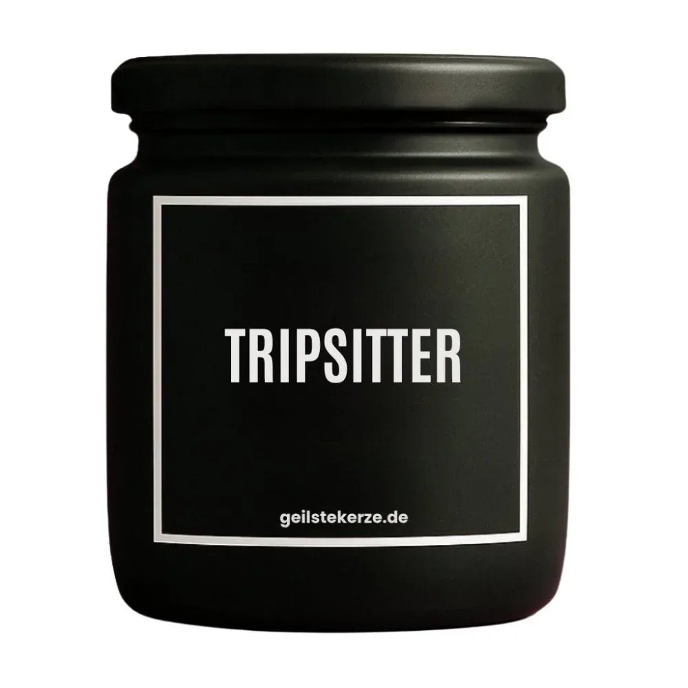 Duftkerze mit Spruch von geilstekerze ist der neue Geschenketrend. Diese witzige Kerze Vegane Bio-Kerze mit Spruch – TRIPSITTER brennt mega lange sagenhafte 80 Stunde, hochwertige ätherische Öle schaffen beste Duftverteilung. Mit 1400 lustigen Sprüchen perfekt zum Verschenken. Handgemacht in Deutschland von geilstekerze.de -Die beste Duftkerze die du kaufen kannst.