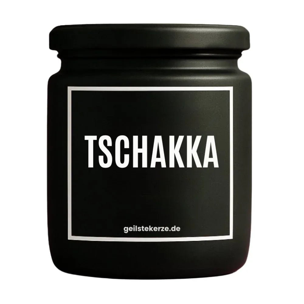 Duftkerze mit Spruch von geilstekerze ist der neue Geschenketrend. Diese witzige Kerze Vegane Bio-Kerze mit Spruch – TSCHAKKA brennt mega lange sagenhafte 80 Stunde, hochwertige ätherische Öle schaffen beste Duftverteilung. Mit 1400 lustigen Sprüchen perfekt zum Verschenken. Handgemacht in Deutschland von geilstekerze.de -Die beste Duftkerze die du kaufen kannst.