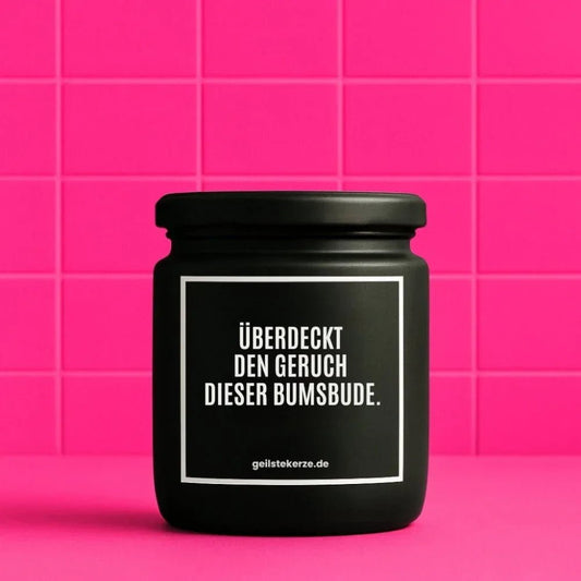Vegane Bio-Kerze mit Spruch – ÜBERDECKT DEN GERUCH DIESER BUMSBUDE.