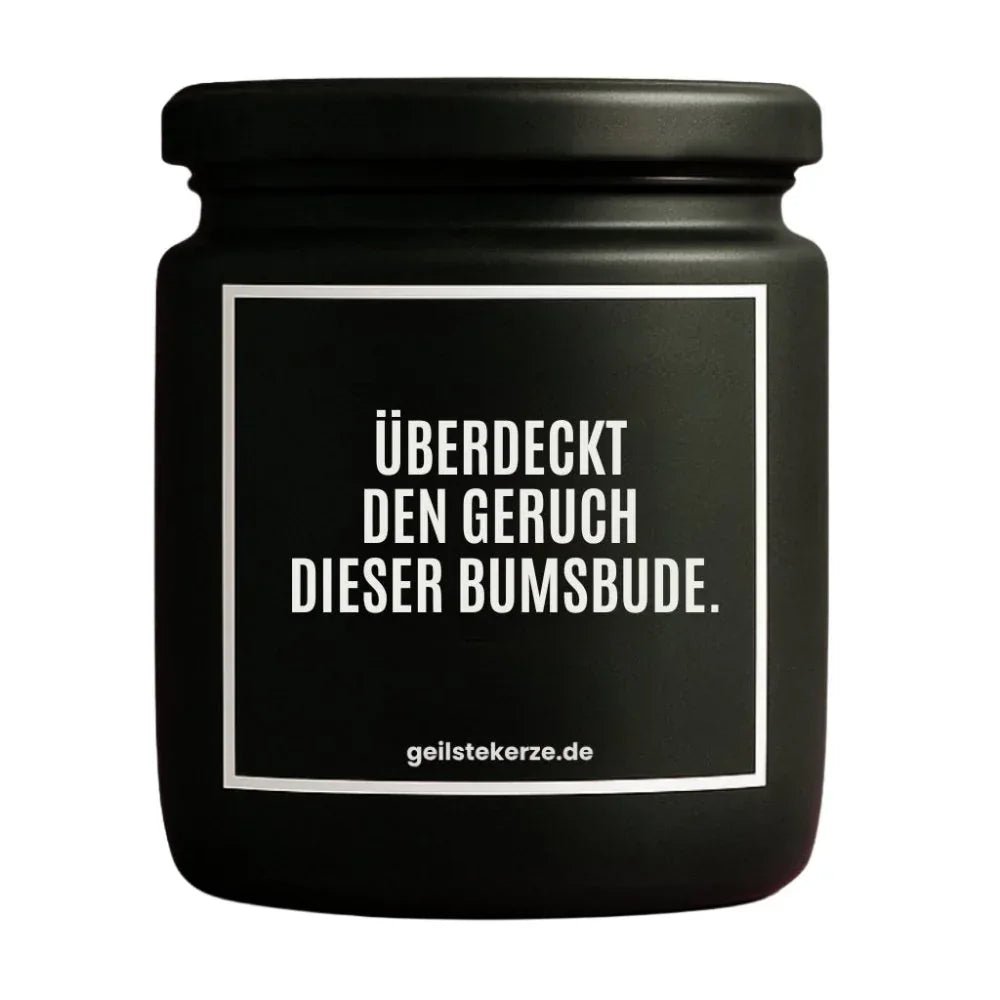 Vegane Bio-Kerze mit Spruch – ÜBERDECKT DEN GERUCH DIESER BUMSBUDE.