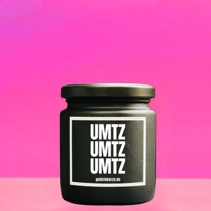 Duftkerze mit Spruch von geilstekerze ist der neue Geschenketrend. Diese witzige Kerze Vegane Bio-Kerze mit Spruch – UMTZ UMTZ UMTZ brennt mega lange sagenhafte 80 Stunde, hochwertige ätherische Öle schaffen beste Duftverteilung. Mit 1400 lustigen Sprüchen perfekt zum Verschenken. Handgemacht in Deutschland von geilstekerze.de -Die beste Duftkerze die du kaufen kannst.