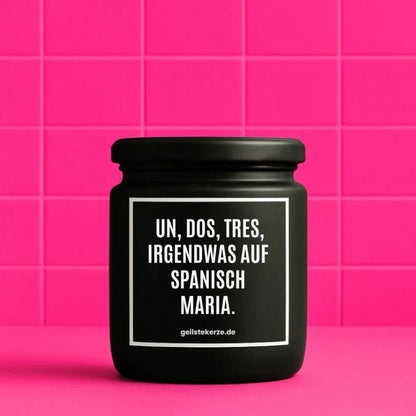 Duftkerze mit Spruch von geilstekerze ist der neue Geschenketrend. Diese witzige Kerze Vegane Bio-Kerze mit Spruch – UN DOS, TRES, IRGENDWAS AUF SPANISCH MARIA. brennt mega lange sagenhafte 80 Stunde, hochwertige ätherische Öle schaffen beste Duftverteilung. Mit 1400 lustigen Sprüchen perfekt zum Verschenken. Handgemacht in Deutschland von geilstekerze.de -Die beste Duftkerze die du kaufen kannst.