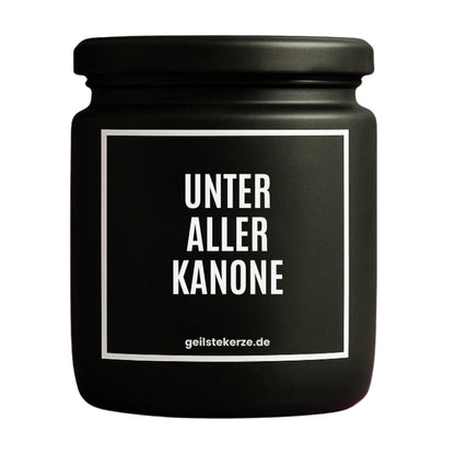 Duftkerze mit Spruch von geilstekerze ist der neue Geschenketrend. Diese witzige Kerze Vegane Bio-Kerze mit Spruch – UNTER ALLER KANONE brennt mega lange sagenhafte 80 Stunde, hochwertige ätherische Öle schaffen beste Duftverteilung. Mit 1400 lustigen Sprüchen perfekt zum Verschenken. Handgemacht in Deutschland von geilstekerze.de -Die beste Duftkerze die du kaufen kannst.