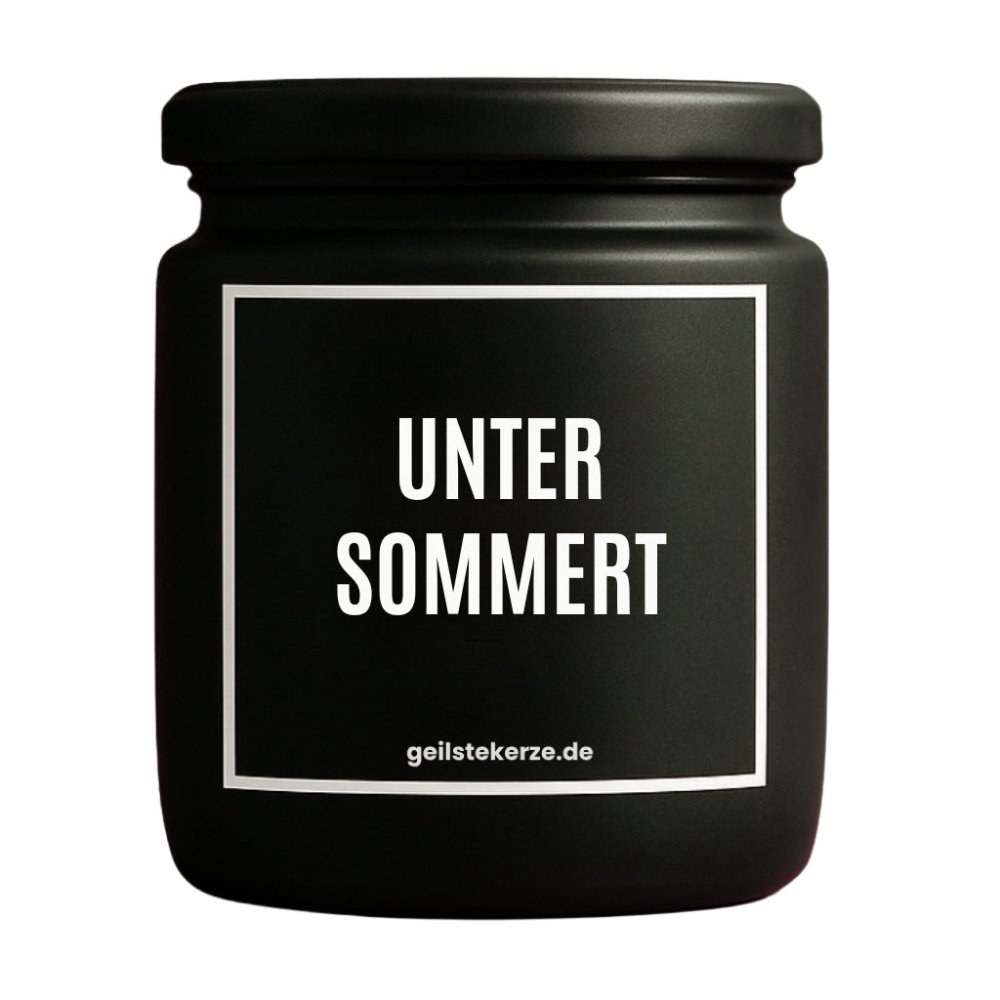 Duftkerze mit Spruch von geilstekerze ist der neue Geschenketrend. Diese witzige Kerze Vegane Bio-Kerze mit Spruch – UNTERSOMMERT brennt mega lange sagenhafte 80 Stunde, hochwertige ätherische Öle schaffen beste Duftverteilung. Mit 1400 lustigen Sprüchen perfekt zum Verschenken. Handgemacht in Deutschland von geilstekerze.de -Die beste Duftkerze die du kaufen kannst.