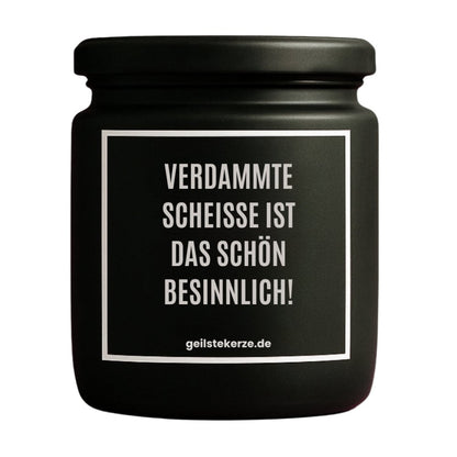 Duftkerze mit Spruch von geilstekerze ist der neue Geschenketrend. Diese witzige Kerze Vegane Bio-Kerze mit Spruch – VERDAMMTE SCHEISSE IST DAS SCHÖN BESINNLICH! brennt mega lange sagenhafte 80 Stunde, hochwertige ätherische Öle schaffen beste Duftverteilung. Mit 1400 lustigen Sprüchen perfekt zum Verschenken. Handgemacht in Deutschland von geilstekerze.de -Die beste Duftkerze die du kaufen kannst.