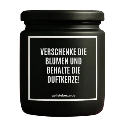Duftkerze mit Spruch von geilstekerze ist der neue Geschenketrend. Diese witzige Kerze Vegane Bio-Kerze mit Spruch – VERSCHENKE DIE BLUMEN UND BEHALTE DIE DUFTKERZE! brennt mega lange sagenhafte 80 Stunde, hochwertige ätherische Öle schaffen beste Duftverteilung. Mit 1400 lustigen Sprüchen perfekt zum Verschenken. Handgemacht in Deutschland von geilstekerze.de -Die beste Duftkerze die du kaufen kannst.