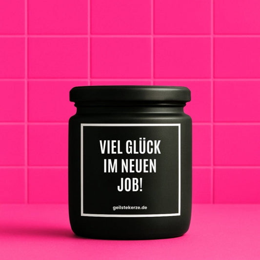 Duftkerze mit Spruch von geilstekerze ist der neue Geschenketrend. Diese witzige Kerze Vegane Bio-Kerze mit Spruch – VIEL GLÜCK IM NEUEN JOB! brennt mega lange sagenhafte 80 Stunde, hochwertige ätherische Öle schaffen beste Duftverteilung. Mit 1400 lustigen Sprüchen perfekt zum Verschenken. Handgemacht in Deutschland von geilstekerze.de -Die beste Duftkerze die du kaufen kannst.