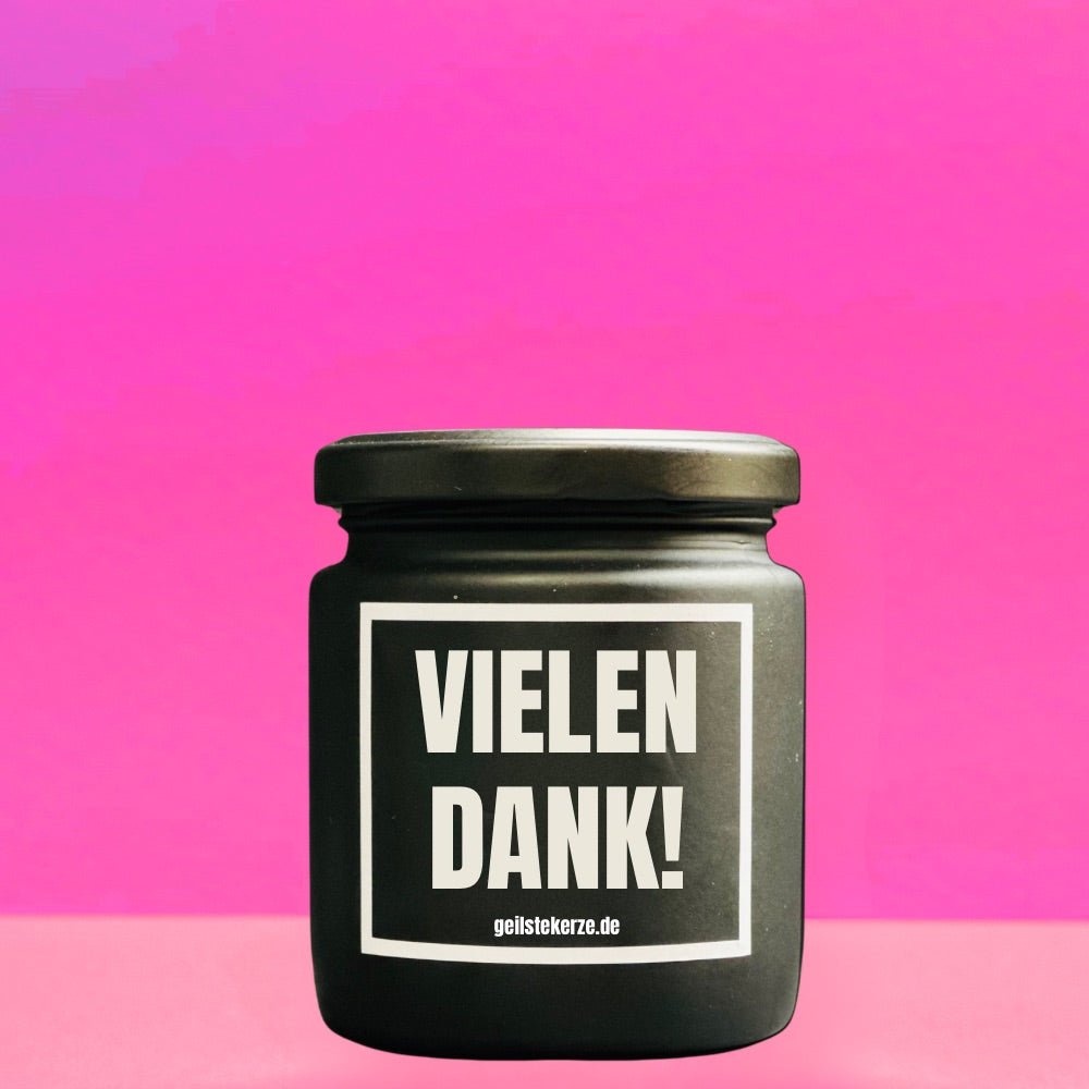 Duftkerze mit Spruch von geilstekerze ist der neue Geschenketrend. Diese witzige Kerze Vegane Bio-Kerze mit Spruch – VIELEN DANK brennt mega lange sagenhafte 80 Stunde, hochwertige ätherische Öle schaffen beste Duftverteilung. Mit 1400 lustigen Sprüchen perfekt zum Verschenken. Handgemacht in Deutschland von geilstekerze.de -Die beste Duftkerze die du kaufen kannst.