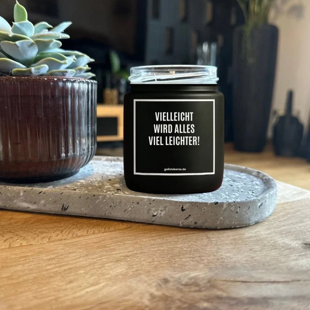 Duftkerze mit Spruch von geilstekerze ist der neue Geschenketrend. Diese witzige Kerze Vegane Bio-Kerze mit Spruch – VIELLEICHT WIRD ALLES VIEL LEICHTER! brennt mega lange sagenhafte 80 Stunde, hochwertige ätherische Öle schaffen beste Duftverteilung. Mit 1400 lustigen Sprüchen perfekt zum Verschenken. Handgemacht in Deutschland von geilstekerze.de -Die beste Duftkerze die du kaufen kannst.