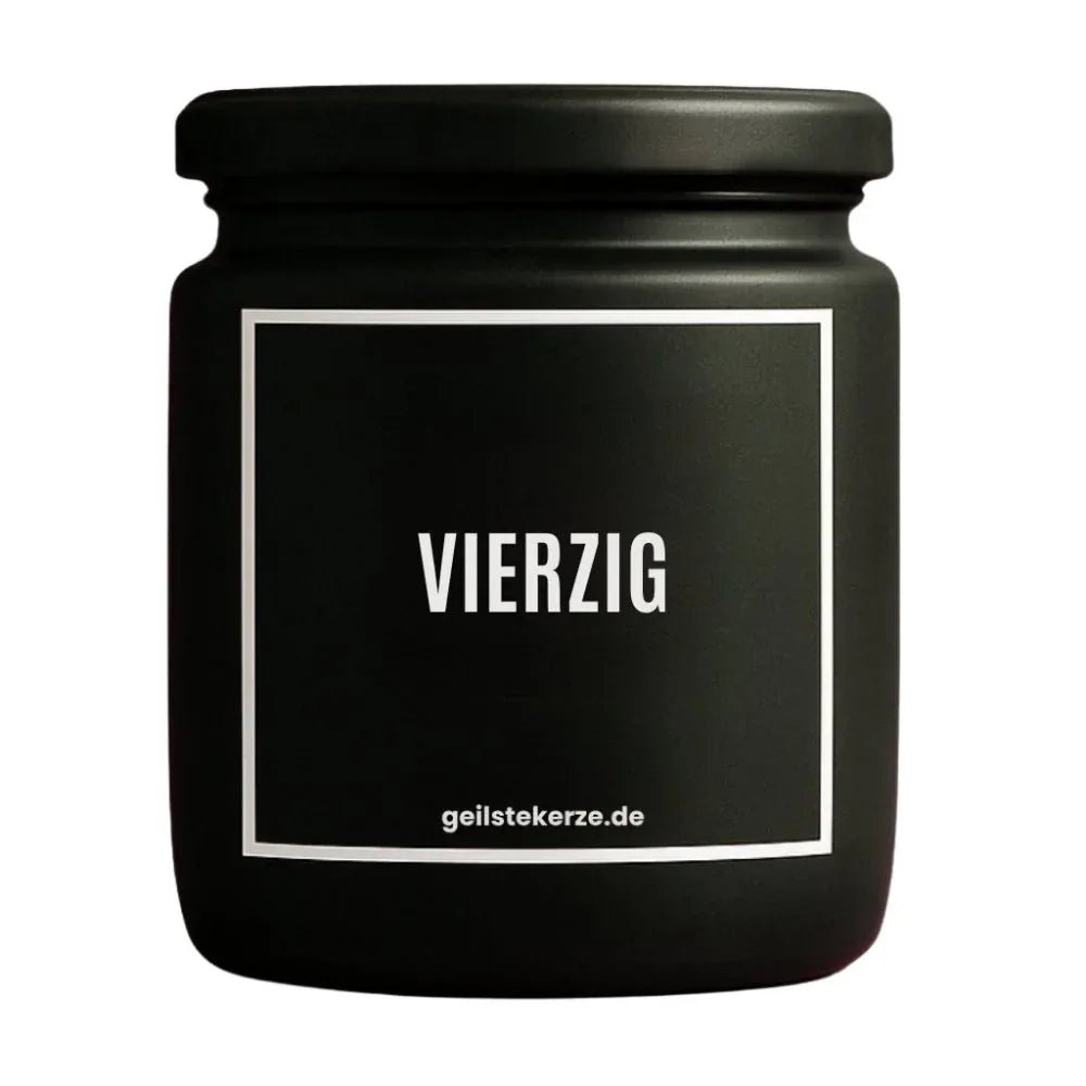 Duftkerze mit Spruch von geilstekerze ist der neue Geschenketrend. Diese witzige Kerze Vegane Bio-Kerze mit Spruch – VIERZIG brennt mega lange sagenhafte 80 Stunde, hochwertige ätherische Öle schaffen beste Duftverteilung. Mit 1400 lustigen Sprüchen perfekt zum Verschenken. Handgemacht in Deutschland von geilstekerze.de -Die beste Duftkerze die du kaufen kannst.