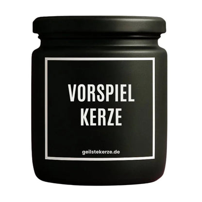 Duftkerze mit Spruch von geilstekerze ist der neue Geschenketrend. Diese witzige Kerze Vegane Bio-Kerze mit Spruch – VORSPIEL KERZE brennt mega lange sagenhafte 80 Stunde, hochwertige ätherische Öle schaffen beste Duftverteilung. Mit 1400 lustigen Sprüchen perfekt zum Verschenken. Handgemacht in Deutschland von geilstekerze.de -Die beste Duftkerze die du kaufen kannst.