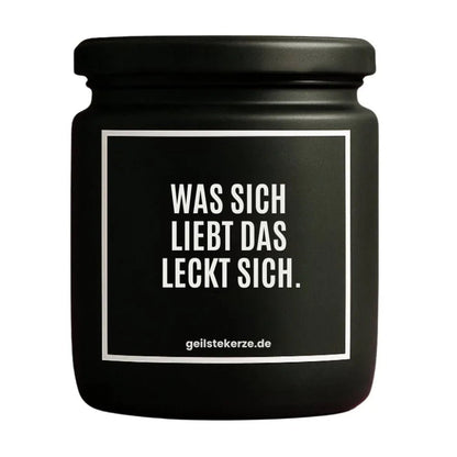 Duftkerze mit Spruch von geilstekerze ist der neue Geschenketrend. Diese witzige Kerze Vegane Bio-Kerze mit Spruch – WAS SICH LIEBT DAS LECKT SICH brennt mega lange sagenhafte 80 Stunde, hochwertige ätherische Öle schaffen beste Duftverteilung. Mit 1400 lustigen Sprüchen perfekt zum Verschenken. Handgemacht in Deutschland von geilstekerze.de -Die beste Duftkerze die du kaufen kannst.